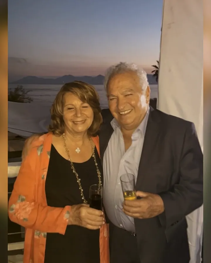Extrait d’un film Kinora : un couple au bord de la mer, puis une grand-mère et sa petite-fille.
