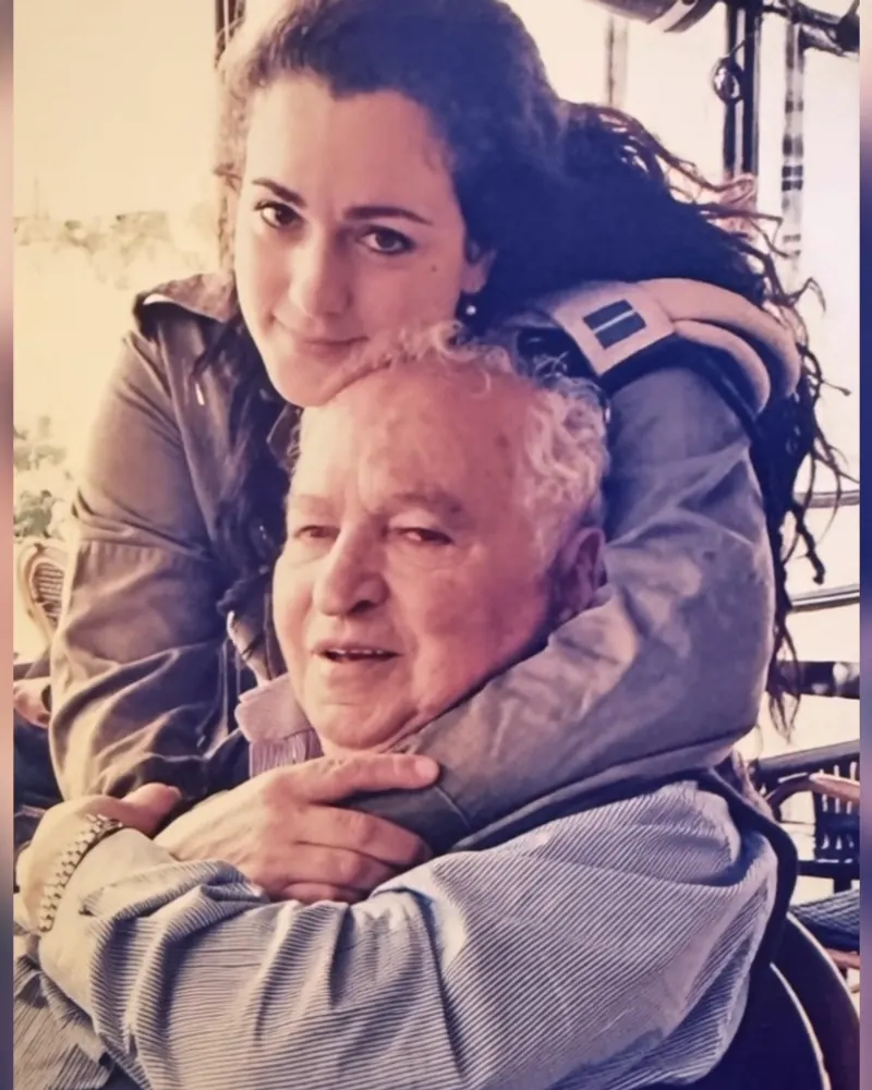 Une jeune femme serre son grand-père dans ses bras, image tirée d’un film Kinora