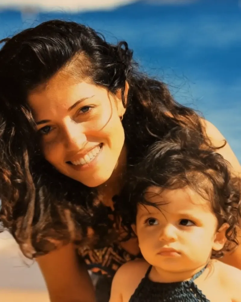 Une mère et son bébé à la plage, image tirée d’un film Kinora