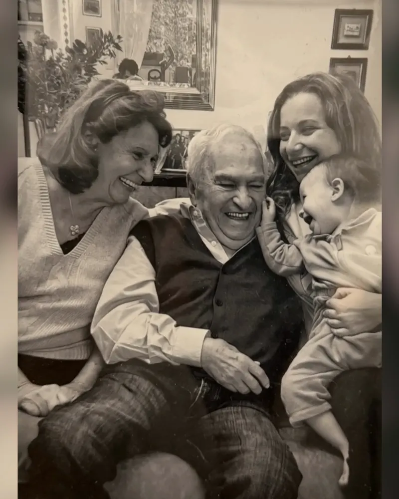 Photo de famille en noir et blanc autour du grand-père, image tirée d’un film Kinora
